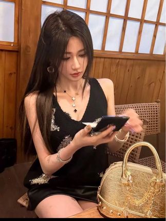 重工亮片高级感V领针织背心女夏季黑金设计马甲上衣#分享穿搭每一天 @巨量千川 @抖加🔥上热门🔥dou+🔥热点宝 @DOU+好生意