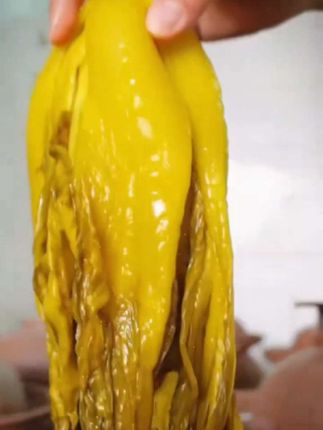 四川老坛酸菜泡菜,传承百年工艺,口感酸爽,开胃下饭。无论是直接食用还是用于烹饪,都能让你感受到四川的独特风味。