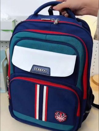 还在纠结给孩子买什么样的书包吗?快来看看这个英伦风双肩包吧!它不仅外观好看,而且还是减负护脊的,能有效减轻孩子的负担,让他们学习更轻松。它的容量很大,可以装下很多东西,特别适合一到六年级的男女学生用#小学生双肩包 #护脊减负书包 #开学必备 #好物推荐🔥