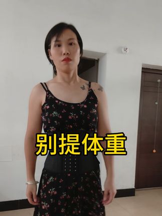 19.9的快乐+1!就是这条抖音爆火的黑色小碎花吊带裙,单穿温柔,搭牛仔外套秒变韩系女主,面料舒服还百搭,库存不多,手慢无!#好物推荐养成记