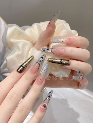 不会彩绘的姐妹也可以做出这么高级的赫本风美甲啦 #美甲 #显白美甲 #超好看的美甲 #美甲教程 #美甲小汤圆