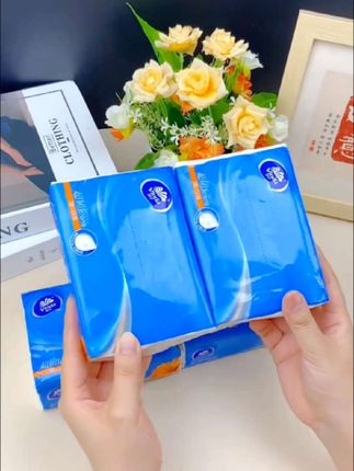我也不想买啊,可它这价到手整整一箱,还是维达超韧系列的,还不是小包装的,每一包都是一百抽。抽取顺滑还不连抽,纸张柔软细腻,三层加厚原生木浆。平时湿水还可以当个小湿巾用的,趁着现在活动还在赶紧囤啊。#抽纸 #纸巾 #维达纸巾 #生活用纸