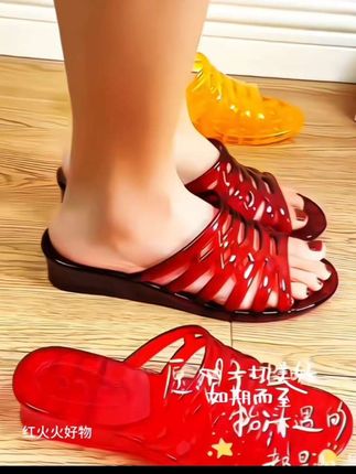 #水晶凉鞋老式女款防滑不伤脚公主透明平底浴室洗澡家用厚底凉拖鞋#透明拖鞋#软底软面穿上超舒服 #防滑耐磨透气防水 #久穿不累脚#@上热门🔥🔥🔥 @DOU+小助手