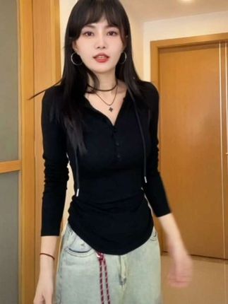 这件衣服真的太显身材了,它是一个修身的版型,很显瘦,特别的洋气,不管你是单穿还是内搭都很好看。#长袖t恤 #卫衣 #穿搭 #种草