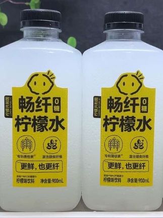 买回来才发现它好喝到离谱,就这个柠檬共和国新品柠檬水,现在到手四大瓶 900ml大容量,你看才多少,精选新鲜优质柠檬,鲜果冷榨,富含丰富的膳食纤维,一口下去清新的柠檬果香在嘴里爆开,酸甜爽口巨好喝,趁划算,没喝过的一定要试试。#柠檬水 #好喝不贵 #仙女都在喝什么 #冰凉一夏 #强烈推荐