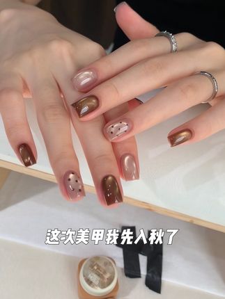 这次美甲我先入秋了 活动价¥28/罐 拍1发5 单瓶送桂贵奶茶拍拍胶+海棉+磁铁+ 银色法式胶大容量15毫升 拍2瓶+桂贵奶茶拍拍胶+海棉+磁铁+棕色法式胶+银色法式胶大容量15毫升 金秋套装224 银色法式胶大容量15毫升+棕色法式胶+磁铁+圆头笔+海绵+打板甲片+打板卡纸+备案卡+麻暑底胶+钻石封层 #美甲分享 #今日份美甲分享 #猫眼美甲 #抖音网红美甲 #网红美甲款式