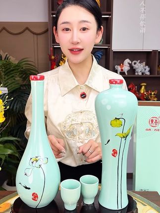 景德镇定制高端陶瓷瓶,来自杏花村的荷为贵珍藏酒,53度清香型白酒,送两个酒杯还是礼盒装特别高端大气上档次,送人送礼或者收藏摆柜都特别划算!#好酒推荐 #收藏摆柜 #高端大气上档次这也太漂亮了 #清香型白酒 #送礼佳品
