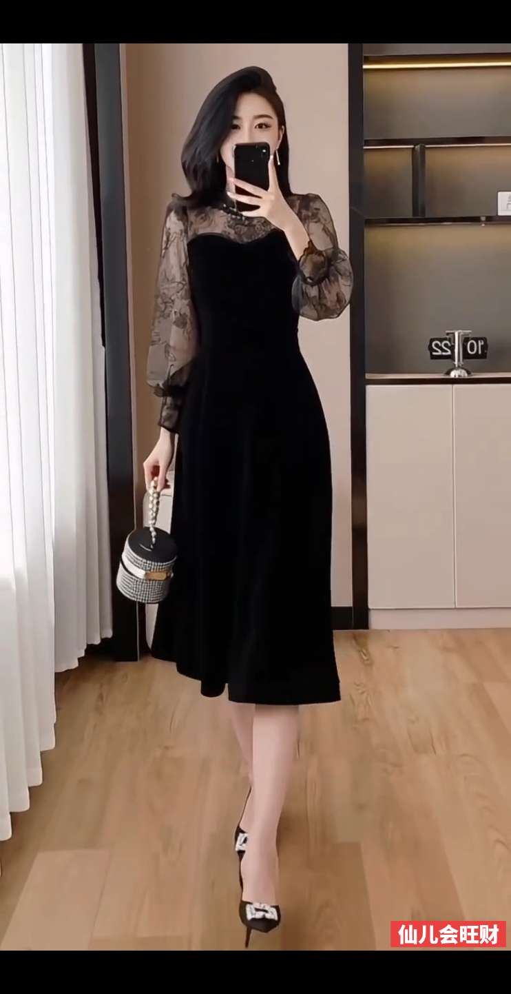 法式高级感丝绒小黑裙 #美出高级感 #显瘦穿搭 #轻松拿捏慵懒风穿搭 #小黑裙 #通勤穿搭如何摆脱土气感