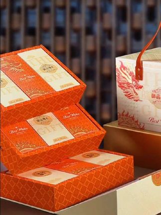 中秋来临,这款高端上档次的月饼礼盒可以备上了,口味多样,礼盒大气,送礼福利首选#月饼礼盒 #中秋 #送礼佳品 #月饼