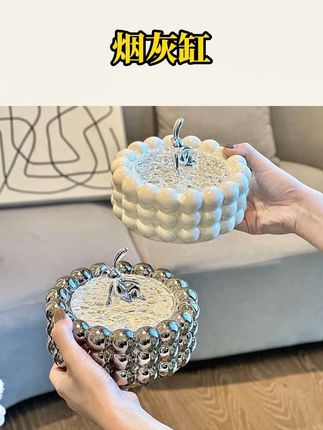 如果你家里也有抽烟人士,那这个烟灰缸可少不了,它是陶瓷材质的,非常耐用,而且颜值超高,把它摆在桌上就像一个精美的摆件一样,它还有个很贴心的设计,就是带盖子,这样就可以防止烟灰乱飞了。有了它之后,家里的环境都变干净了很多,喜欢的朋友赶快点击小黄车购买吧!#烟灰缸 #陶瓷烟灰缸 #烟灰缸摆件 #不飞灰的烟灰缸 #茶桌布置