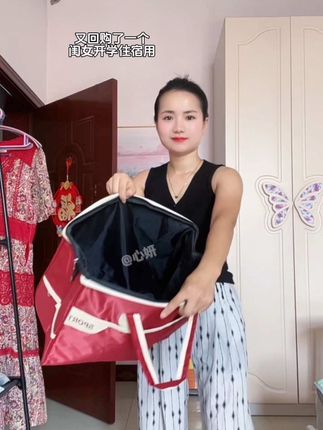 出差 旅行 走亲戚都离不开这个旅行包,它的容量很大,特别能装 不管是衣服裤子电脑都能装轻松收纳,面料也厚实 结实耐用还防刮,出差旅行非常合适#旅行包#休闲包 #行李包