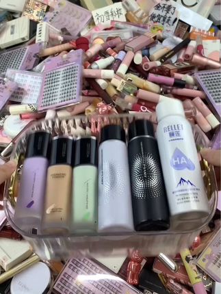 冲啊冲啊！快来～超多的化妆品什么都有～ 早上7.30开始，赶快来吖！公主殿下 直接拿走～#平价彩妆 #眼影盘 #假睫毛#唇釉#粉底液