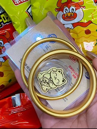 哈哈哈哈!余校长您这波操作太牛了,绝对该被大家夸爆!有顾客吃干脆面不小心硌坏了牙,老板得知后急得直发愁,立马拿出1000万换成等额黄金,要来回馈所有消费者!现在买辣条,就有机会拿到黄金好礼!限时又限量的金项链、金手镯、金耳饰全都有,而且只要下单每箱,肯定能收到黄金福利!大家快抓紧时间冲啊!!#强烈推荐 #余校长干脆面 #零食对我下手了 #幸运 #惊喜