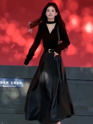 姐妹们,这套真的太绝了!上衣修身版型凸显身材曲线,V领设计超显气质。搭配高腰半裙,拉长腿部线条,上身秒变大长腿,不管是日常还是约会都很合适!#早秋穿搭#高级感穿搭 #女人味穿搭 #时尚套装 #御姐穿搭