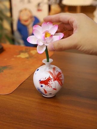 贵是贵了点,但手绘的东西就是比贴花有韵味些#陶瓷#手绘#金鱼
