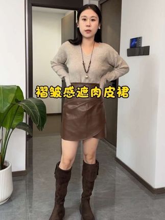 皮裙半身裙女2025秋冬新款高腰皱褶a字裙不规则显瘦包臀短裙#辣妹穿搭 #梨型身材 #pu皮半身裙 #微胖穿搭分享 #遮肉显瘦