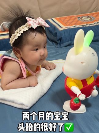 宝宝满月娃她爸就给宝安排了这个小兔子玩具,现在头抬的很好,宝宝也喜欢#宝宝玩具#练抬头玩具 #哄娃神器 解放双手#宝妈带娃 #宝宝成长记