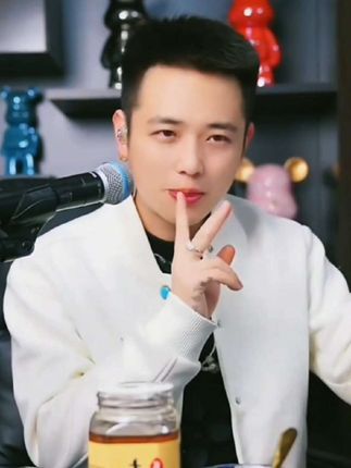 两斤农家土蜂蜜,只要十六块九,还包邮,这是商家给咱们的品宣福利价,就两百单,拍完了以后就没有这个价格了。就今天这个价格,抢到就是赚到,视频下方的小黄车赶紧拼手速。#强烈推荐 #蜂蜜 #农家土蜂蜜 #超便宜超划算 #花小磊