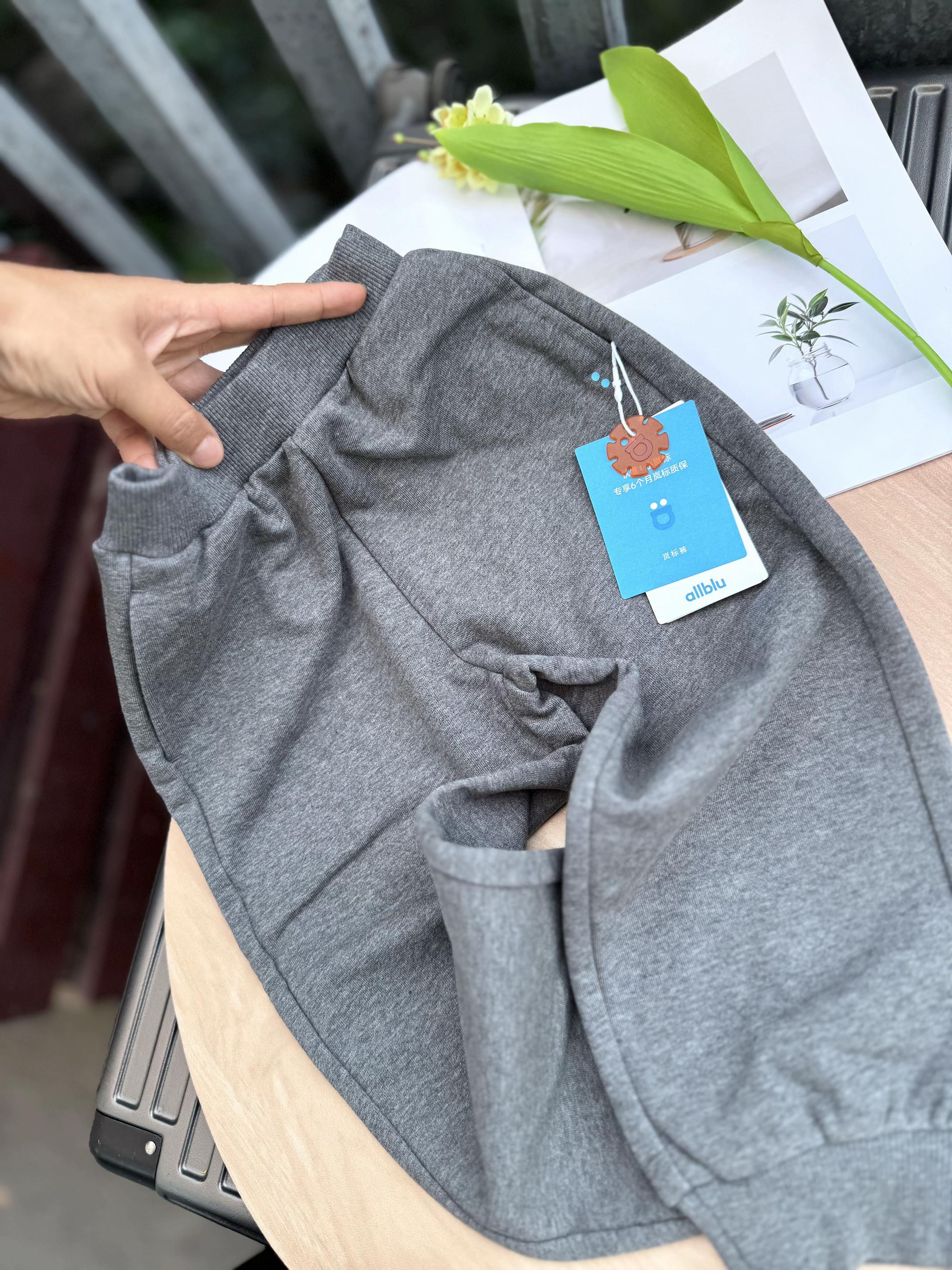 被幼儿园老师问爆的裤子!幼岚25秋款岚标裤果然名不虚传‼️敢做6个月质保,起毛勾丝免费换,品质甩普通裤子几条街。高棉面料透气不闷,宽松版型+收脚设计,跑跳玩耍完全无束缚。8年爆款沉淀,新增莫兰迪色系高级又百搭。我家娃天天穿,机洗多次没起球变形。精致妈妈选童装就认这种耐穿又舒适的,左下角赶紧给娃囤!#幼岚 #高品质童装 #幼儿园裤子 #品牌童装 #宝妈分享