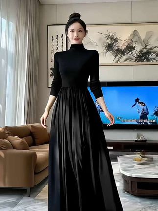 黑色长袖赫本风连衣裙 秋冬要穿的黑色高领长裙来啦,显瘦还显气质,不管是日常出门还是小场合都能穿,优雅又大方,穿上它你就是气质女神~#早秋穿搭三分钟出门不是梦 #早秋冷冽又随性的气质穿搭 #早秋通勤出游穿搭一起拿捏 #早秋显身材平价上衣合集 #森系少女感穿搭