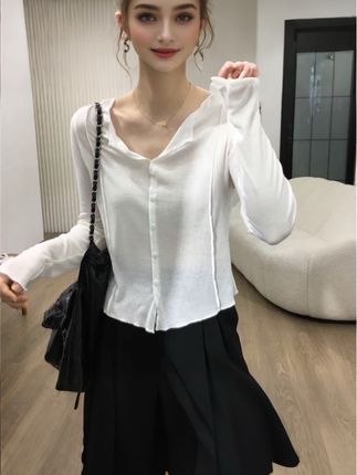 #通勤搭配 #上衣穿搭 #内搭外穿都好看 #洋气小衫 #减龄穿搭 @巨量千川