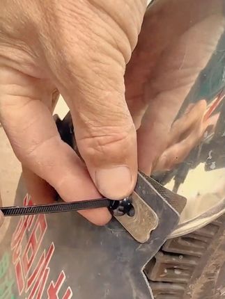 这种新型#扎带卡扣 你见过吗?挡泥板叶子板内衬都能用,一拉一剪特别方便#卡扣 #扎带的妙用