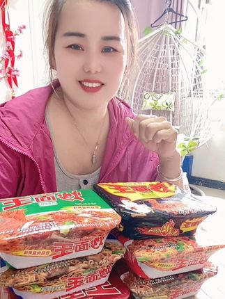 河南人一辈子改不了的习惯,喜欢面的各种美食,从小云南长大,还是喜欢吃老家的味道,#炒面王 #每日分享 #母子日常