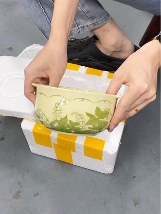 谁懂啊!这个盖碗真的太实用了,平时拿来泡个方便面,追个剧简直不要太安逸。而且还可以当水果碗、沙拉碗使用,它的容量也很大,可以装下很多东西,采用的是高温釉下彩工艺,品质超棒!这么好看的盖碗,我真的爱了,想要的朋友们赶紧点击下方链接购买吧!#爱了爱了 #是时候安排一下了 #好货分享 #舌尖上的诱惑