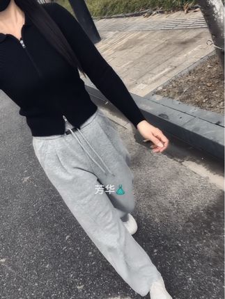 记住一定要找那个饿了带你去吃饭,没钱了给你钱花,生病了带你去医院,你有情绪了他第一时间发现,无论任何事都无理由偏向你,满眼都是你的男人,他不只是会哄你,会在你每次无助的时候出现,紧紧握住你的手告诉你,别怕有我在。#穿搭 #打底衫 #休闲裤