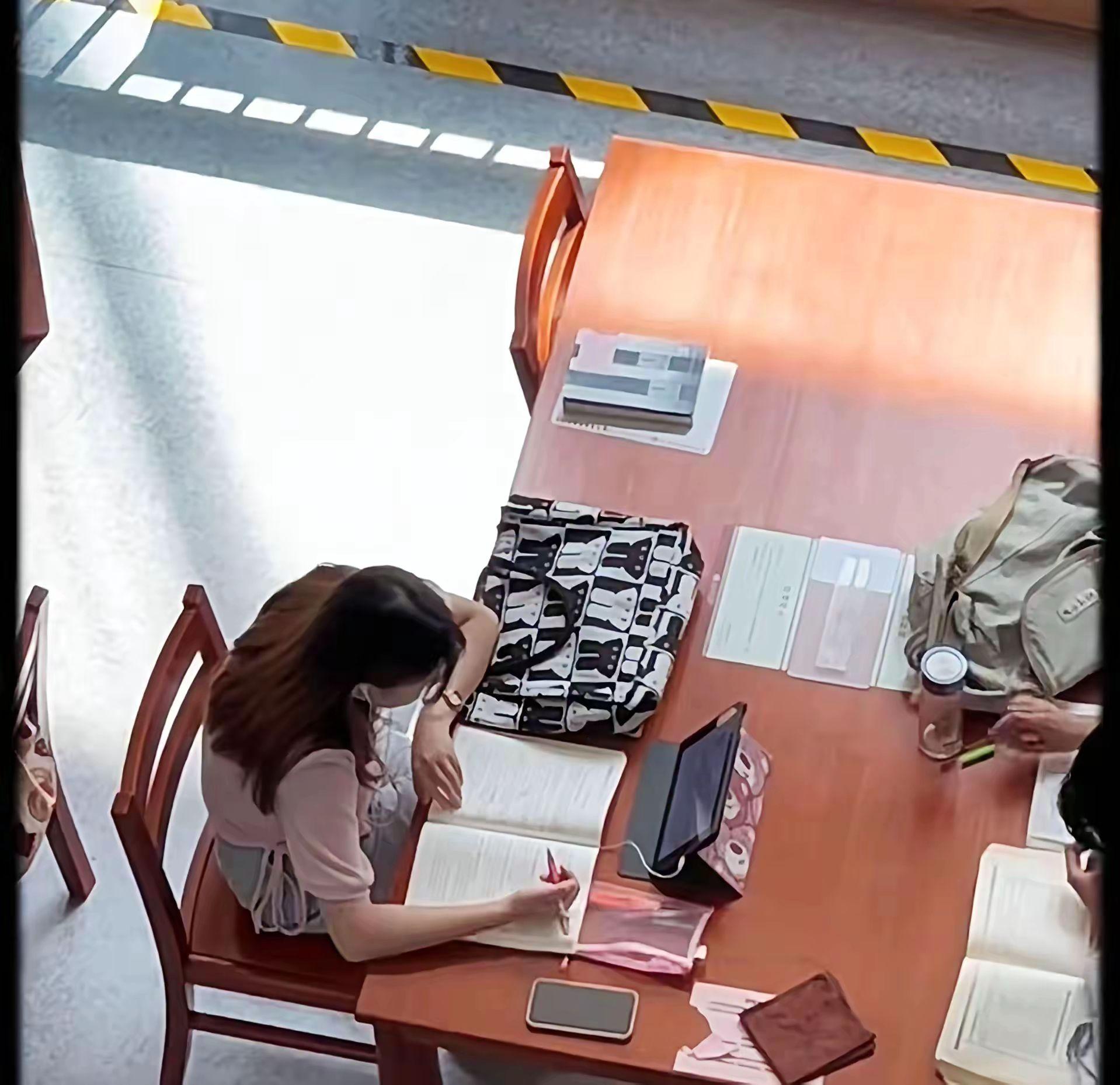 学英语真的离不开《老友记》!真的会突飞猛进!was looking for a person
whowoutdencourage me
support me andinspire me.Keepmefocused
make me happy, and give me
unconditional love. Then realized thatallalong, that person was ;
myself. ... #看美剧学英语#大学生#老友记#提升自己#英语