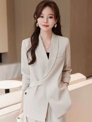 姐妹们,你们还在穿普通的西装吗?快来看看我们家这件女士职业韩版套装吧!它是韩版休闲的设计,而且整体看起来非常高级,特别显气质。它不像普通西装那样既正式又老气,反而很时尚还洋气。#西装外套#职业装#套装