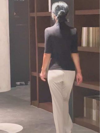 允许万物穿过,这个世界没有真相只有视角,先低头赶路,敬事如仪,自知自心💪#穿搭 #高级感穿搭 #通勤搭配 #极简穿搭 #优雅气质