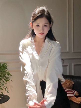 基础的白衬衫加上这种蕾丝小设计,纯欲风狠狠拿捏 #辣妹穿搭 #白衬衫#纯欲风 #御姐风 #上热门