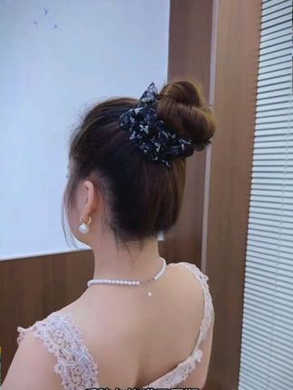 直到被闺蜜安利了这个丸子头#抓夹 ,只需要打开发夹扣上去,发型一秒变好看#美出新高度 #高级感 #女神范 #优雅女人