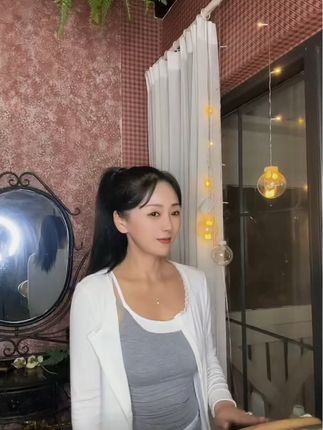 你说的誓言就像那风中沙/让我夜夜笑着数泪花#情感治愈#怎么高兴怎么玩快乐与年龄无关