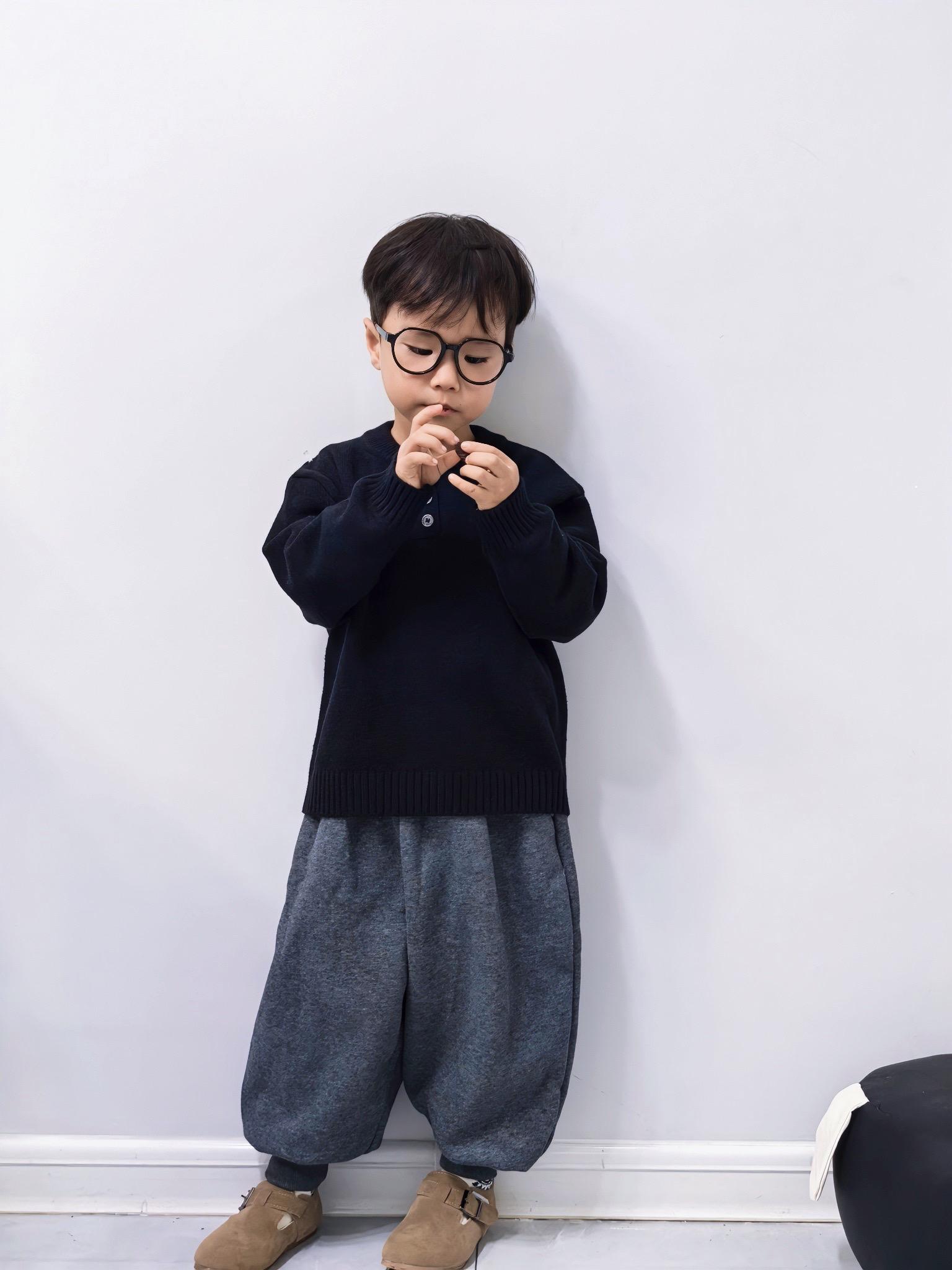 从一开始盼他平安出生 到后来盼他会坐 会走 会说话 我对他的期盼一变再变 他就像一颗小树苗一样 你浇灌他自然会朝着你期盼的样子长大 可终归啊 我希望他勇敢 善良 平安 喜乐 #我的男孩#高品质童装 #每日童装穿搭分享 #潮童必备 #韩系穿搭