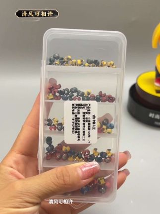 包胶咬铅:钓鱼配件中的贴心伙伴 这层柔软的胶衣,就像给铅坠穿上了一层保护衣,在开口夹线的过程中,不会对鱼线造成丝毫损伤。鱼线对于钓鱼人来说至关重要,而包胶咬铅很好地呵护了它,延长了鱼线的使用寿命。 使用起来十分便捷,只需轻轻开口,就能轻松夹在鱼线上。其重量精准,能根据不同的钓鱼场景和需求,精准调整浮漂的灵敏度和鱼线的下沉速度。 无论是经验丰富的老钓手,还是初入钓界的新手,包胶咬铅都能成为我们钓鱼时的贴心伙伴,让每一次矶钓和筏钓都更加顺畅、愉快。 #包胶咬铅#夹铅#咬铅#户外钓鱼 #渔具用品