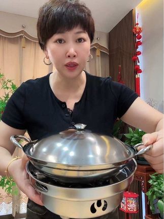 天气一天比一天冷了, 家里备一个这样的不锈钢防风酒精炉,吃干锅火锅都很方便,或者是朋友小聚会呀,打个小火锅,别提有多好用呀 !#酒精炉#小火锅#不锈钢火锅炉#方便实用