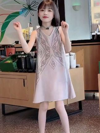女童无袖连衣裙 夏季新款法式V领连衣裙 海边度假风裙子#女童连衣裙 #甜美穿搭 #连衣裙 #无袖连衣裙#夏季新款