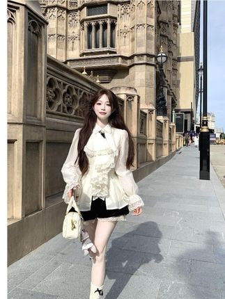 归国千金 法式复古宫廷风蕾丝荷叶边衬衫秋冬设计感短裤套装#法式套装 #复古套装 #宫廷风套装 #秋冬款套装 #设计感套装