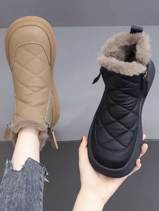 “足下生辉,步步生风。正如古人云:‘工欲善其事,必先利其器。’ 🌟 一双好鞋,不仅是行走的工具,更是品味的象征。#只做高品质 #好鞋推荐”#厚底鞋 #雪地靴 #女童雪地靴