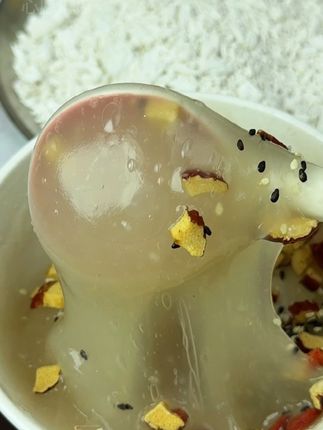 #葛根粉 葛根粉 又叫葛粉,配料很干净就只有葛根粉,先用一点凉水化开,再倒入滚烫的开水边搅拌边冲泡,搅拌均匀即可,醇香细腻、口感丝滑,还可以加爱吃的坚果什么的,营养又好吃!#葛根粉正确冲调方法 #葛根粉冲泡 #葛根粉的正确吃法#强烈推荐