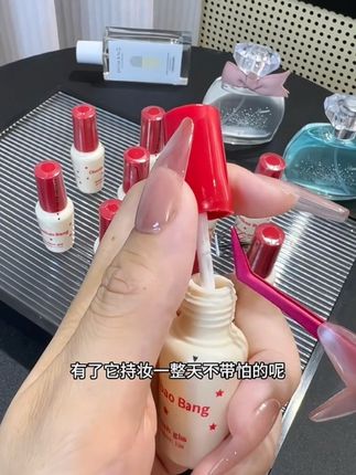 自从用了这个睫毛胶水,我再也不怕刮大风了!都给本仙女牢牢的焊在脸上了#睫毛胶水 #拯救手残党 #人人都可以是睫毛精 #仙女必备