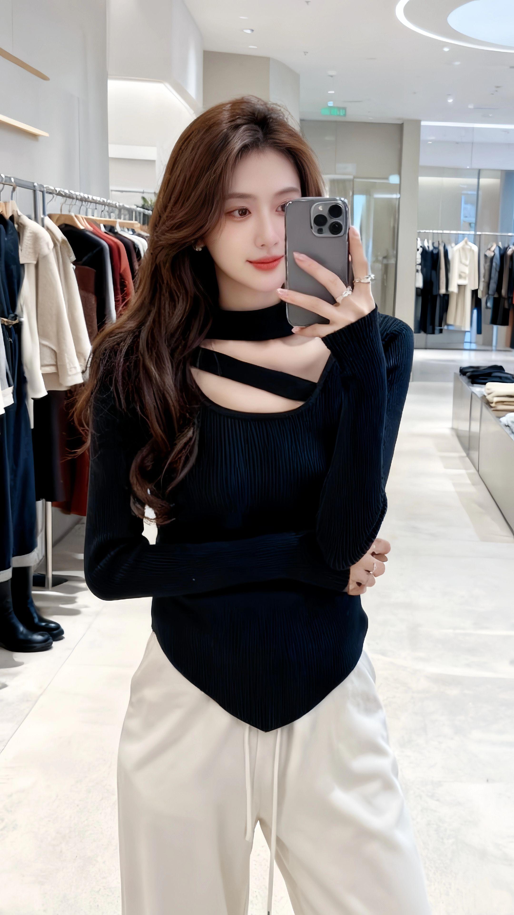 💥天呐!这款打底衫把“高级性感”焊在身上了吧!   交叉带+不规则剪裁的设计太绝了!露肤度刚刚好,既显锁骨又能秀肩颈线,纯欲又辣妹谁能不爱~ 贴身的针织面料巨舒服,还能把身材曲线衬得特别好看✨   配这种奶白色阔腿裤,瞬间穿出“慵懒贵气感”,上班、约会、出街都能hold住!秋冬外面搭西装、大衣也超绝,叠穿层次感直接拉满💃 谁穿谁是氛围感美女,这波闭眼冲不亏!#内搭外穿都好看 #时尚打底衫  #秋冬穿搭 #今天穿什么 #通勤搭配