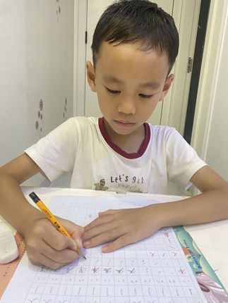 夏天穿吊带或者吊带裙出门,怕晒又想好看的姐妹们一定要试试这件冰丝针织开衫,它是超薄的冰丝面料,上身凉爽透气,完全不会闷热,而且还能遮住手臂上的拜拜肉,不管是搭配吊带还是背心都很合适,既显瘦又有气质,有了它再也不用担心夏天出门会晒黑了。#成年人的近视度数还会提高吗 #0添加生抽