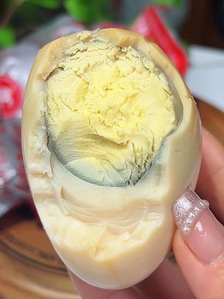 #烤鹅蛋 因为它是先卤后烤的,所以蛋清蛋黄都很入味,qq弹弹,咸香入味,特别好吃! #鹅蛋 #超好吃 #妈呀太香了#好吃又营养