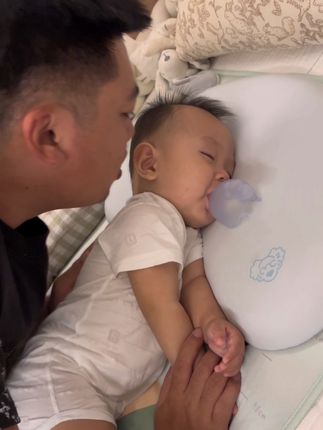 谁家小孩把牙胶当安抚奶嘴用啊😂#宝宝睡觉 #人类幼崽 #人类幼崽的迷惑行为 #牙胶