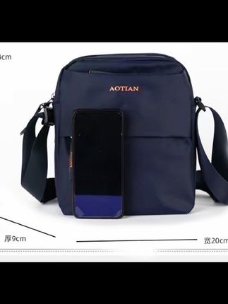 这个就是你们一直在找的可以装下电脑的单肩包,它的主袋是一个大容量的设计,里面还有内衬和隔层,可以很好的保护你的笔记本电脑。而且它还是防泼水的面料,下雨天也不用担心会淋湿。前面的口袋也可以放一些小物件,非常适合男生日常通勤或者出差的时候去背。#单肩包