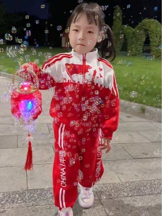 国庆节快到了,提前给宝贝准备了这套中国红三件套,又国潮又喜庆,面料柔软舒适,男女宝都可穿#儿童运动套装#萌宝穿搭 #春秋穿搭#谁穿谁好看系列