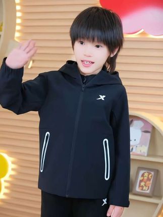 #我要上热门 快给孩子安排上这件超实用的春季加绒冲锋衣吧!它是梭织保暖三防冲锋外套,还是特步的大品牌,质量没得说,而且里面还是加绒的设计,春天穿出去玩又暖和又洋气,赶紧给家里的宝贝入手一件试试#秋冬穿搭 #冲锋衣 #高品质童装 #谁穿谁好看